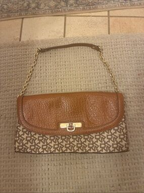 DKNY Tan and Cream Logo-Print Chain Shoulder Bag